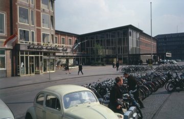 Hauptbahnhof, Eingangsfront mit Fahrradparkplatz