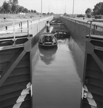 Dortmund-Ems-Kanal, Schleuse Münster: Schleppverband im Schleusenbecken, um 1940?