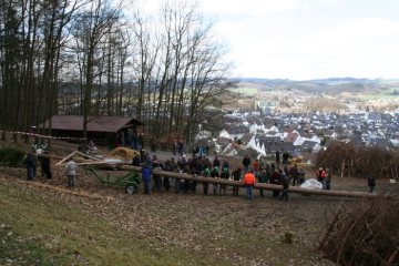 Osterfeuerbrauch in Attendorn: Aufrichten des Osterkreuzes durch die Poskebrüder des Osterfeuervereins Waterpoote
