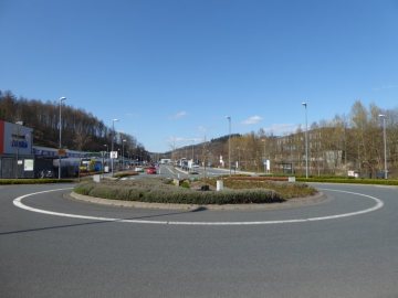 Olpe: Kreisverkehr "Am Bahnhof/Stellwerkstraße"; Blick nach Norden zum menschenleeren Busbahnhof