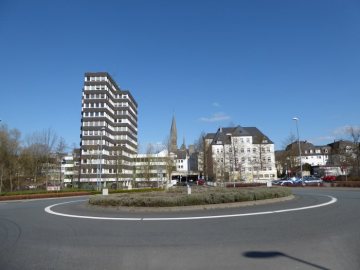 Olpe: Kreisverkehr "Am Bahnhof/Stellwerkstraße"; Blick nach Osten auf das Rathaus (links) und das "Alte Lyzeum" (Heute: Bürgerbegegnungsstätte, Musikschule und Sitz des Stadtarchivs)