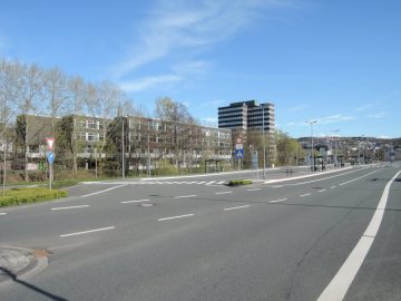 Olpe: Menschenleerer Busbahnhof; Im Hintergrund: Rathaus