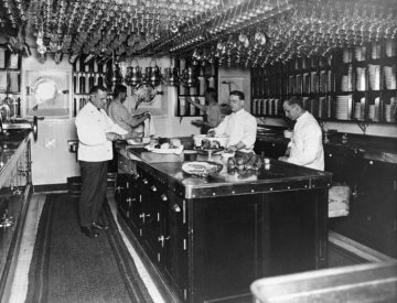 Pantryraum der 1. Klasse, Raum für Geschirr und Kochgeschirr, des Passagierdampfers "Columbus" der Reederei Norddeutscher Lloyd