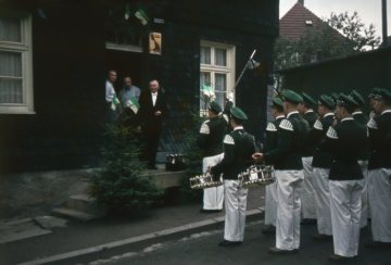 Attendorn: Der Spielmannszug beim Schützenfest in Biekhofen