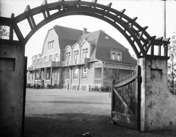 Kinderheilanstalt in Bad Sassendorf (eingerichtet 1913), unbekannt, undatiert. [In Bad Sassendorf wurden zwischen 1877 und 1928 fünf Kindererholungsheime eingerichtet.]