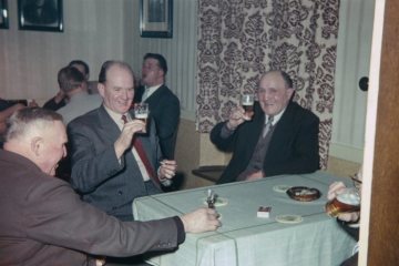 Attendorn: Wurstesingen und Wursteball in Biekhofen, Herr mit erhobenem Bierglas und dunklem Sakko rechts: Franz Hubert Sangermann (1896-1971)