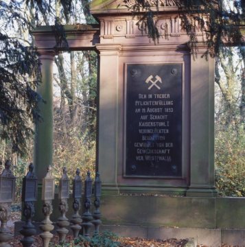 Gedenkstein der Gewerkschaft Westphalia auf dem Ostenfriedhof Dortmund zu Ehren 62 verunglückter Bergleute, Opfer einer Schlagwetterexplosion auf Zeche Kaiserstuhl I am 19. August 1893 - daneben 48 Grabstelen