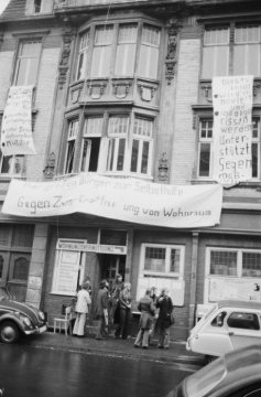 Demonstrierende vor dem Gebäude in der Frauenstraße 24 in Münster, 1973