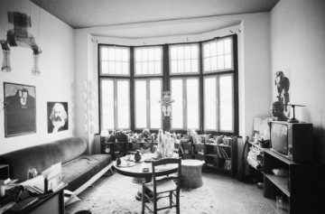Blick in eines der in Eigeninitiative renovierten Zimmer der Hausbewohner bzw. Hausbesetzer in der Frauenstraße 24 im Jahr 1973