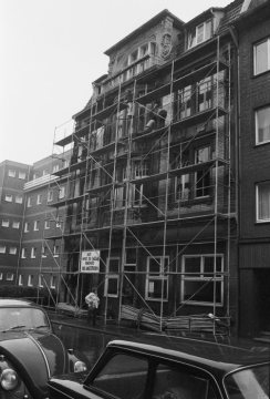 Fassadensanierung des eingerüsteten Gebäudes in der Frauenstraße 24 in Münster, 1974.