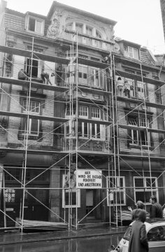 Fassadensanierung des eingerüsteten Gebäudes in der Frauenstraße 24 in Münster 1974.