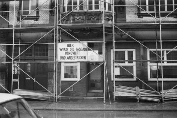 Fassadensanierung des eingerüsteten Gebäudes in der Frauenstraße 24 in Münster 1974.