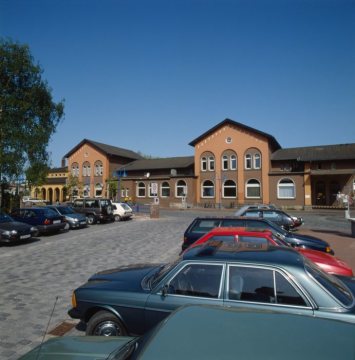 Bahnhofsgebäude mit Parkplatz