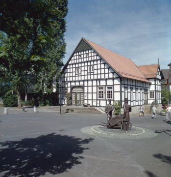 Rathausplatz mit Hof Rahning (Stadtbücherei) und dem Zigarrenmacherdenkmal