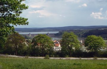 Am Möhnesee: Landseitige Ansicht der 650 Meter langen Staumauer der Möhnetalsperre bei Günne