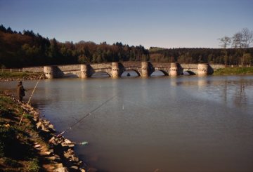Die Wameler Kanzelbrücke am Einlauf der Möhne in den Möhnesee zwischen Wamel und Völlinghausen 35 Meter lange Steinbrücke aus 5 Bögen, erbaut 1912, 