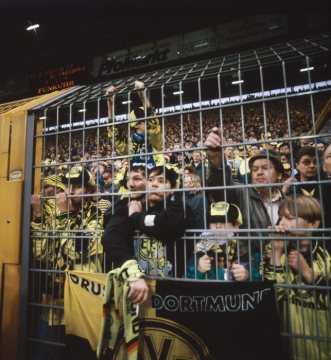 Fußballfans: Borussia-Dortmund-Anhänger im Westfalen-Stadion (ab Ende 2005 Signal Iduna Park)