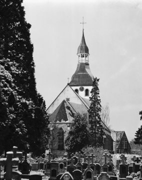 Hopsten: Blick über den Friedhof auf die Katholische Kirche St. Georg, 1976