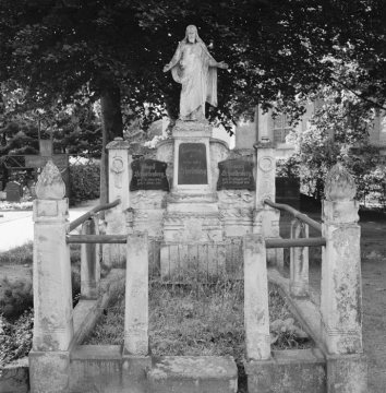Hopsten: Grabmal auf dem katholischen Friedhof