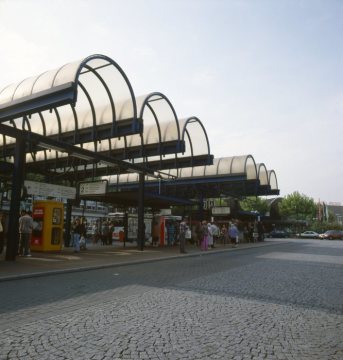 Überdachter Busbahnhof am Kurt-Schumacher-Platz (Hauptbahnhof)