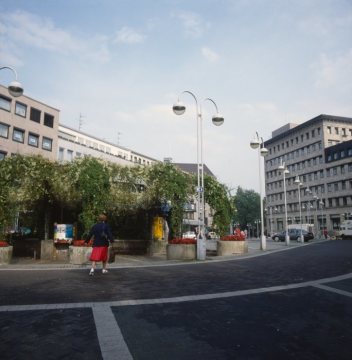 Dr. Ruer-Platz: Begrünte Sitzecken an der Stadtsparkasse (rechts im Bild)