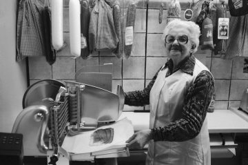 Hopsten: Frau Epping, Inhaberin der Bäckerei Epping an der Aufschnittmaschine
