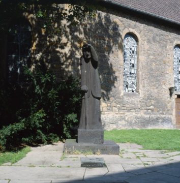 Skulptur 'Die Trauernde' an der Paulus-Kirche, Mahnmal zum Gedenkan an die Opfer des Bombenangriffes auf Bochum im November 1944, Grabenstraße