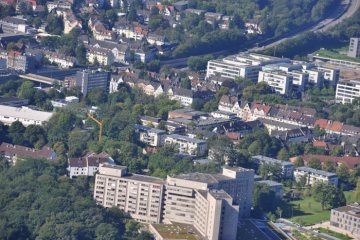 Essen-Rüttenscheid: Wohnbebauung an der A52 mit dem Alfried Krupp Krankenhaus im Vordergrund