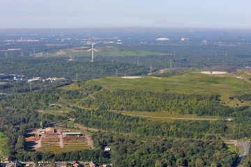 Herten: Luftaufnahme von der Haldenlandschaft rund um die Halde Hoheward, rechts: das 2008 errichtete Horizontobservatorium