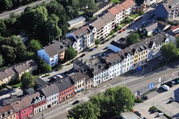 Teilansicht von Mülheim an der Ruhr: Blick auf Häuserfassaden an der Duisburger und Eltener Straße im Stadtteil Speldorf