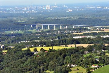 Die Mintarder Ruhrtalbrücke zwischen Essen-Kettwig und Mülheim-Mintard: 1966 fertiggestellt, Teil der Autobahn 52