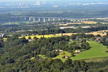 Zwischen Essen-Kettwig und Mülheim-Mintard: Blick zur Mintarder Ruhrtalbrücke: 1966 fertiggestellt, Teil der Autobahn 52