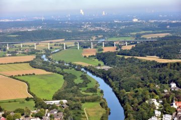 Blick zur Mintarder Ruhrtalbrücke zwischen Essen-Kettwig und Mülheim-Mintard: 1966 fertiggestellt, Teil der Autobahn 52
