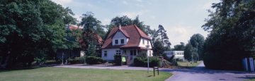 Bernhard-Salzmann-Klinik, 1995, eröffnet 1965 als Suchttherapiezentrum der LWL-Klinik Gütersloh - hier: eines der Patientenwohnhäuser.