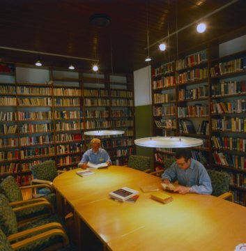 Patientenbibliothek, Bernhard-Salzmann-Klinik, 1995 - eröffnet 1965 als Suchttherapiezentrum der LWL-Klinik Gütersloh.