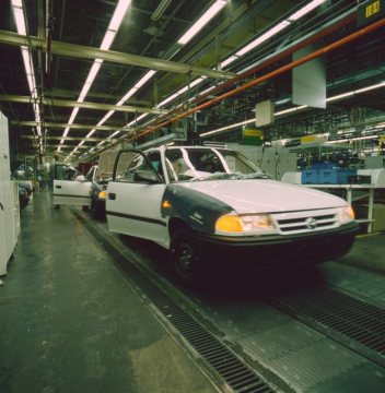 Opel Bochum, 1993: Endmontagehalle im Werk I - Bochum-Laer, Dannenbaumstraße. Produktionsbetrieb 1962-2014.