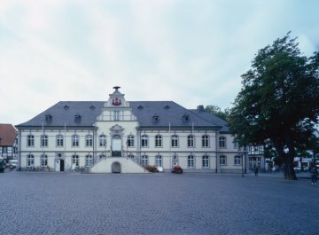 Rathaus Lippstadt mit Stadtwappen, 1996. Spätbarock um 1774, Umbau in historistischem Stil 1903.