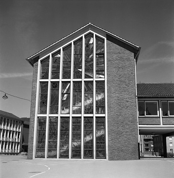 Glasmosaikfenster an der Südseite der Paul-Gerhard Realschule in der Jüdefelder Straße