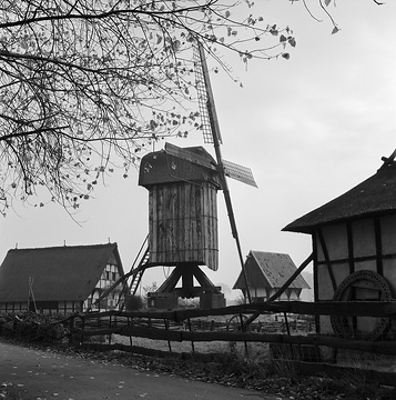 Freilichtmuseum Mühlenhof: Bockwindmühle und Speicher aus dem 18. Jahrhundert