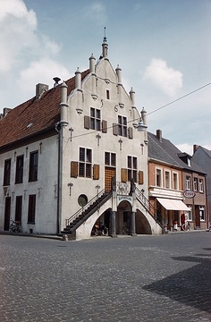 Ortszentrum mit Rathaus, erbaut 1567, Freitreppe von 1795