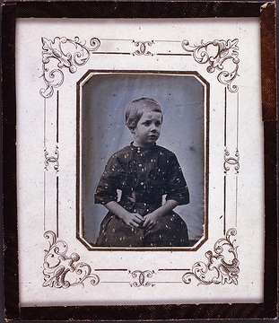 Unbekanntes Mädchen mit gepunktetem Kleid. Daguerreotypie (Friedrich Hundt zugeschrieben).