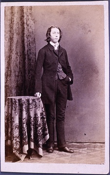 Junger Mann am Standtisch. Ferdinand Freiherr von Droste zu Hülshoff. Geboren 16.02.1841, gestorben 21. Juli 1874. Papierfotografie.