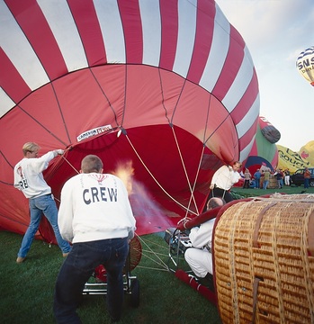 Montgolfiade, Startvorbereitungen in Oldenzaal: Füllen des liegenden Heißluftballons