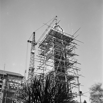Baugerüst am Turm der evangelischen Christuskirche kurz vor der Fertigstellung, 1960.
