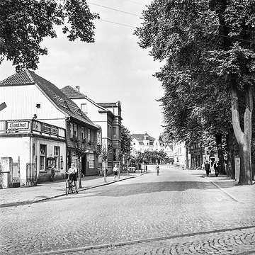 Blick in die Hauptstraße, links Gasthof "Deutsches Haus", undatiert, um 1938 (?).