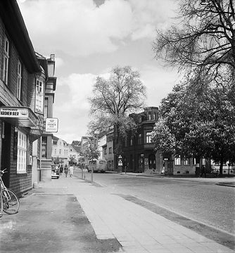 Blick in die Hauptstraße, links Gasthof "Deutsches Haus", undatiert, um 1935 (?).