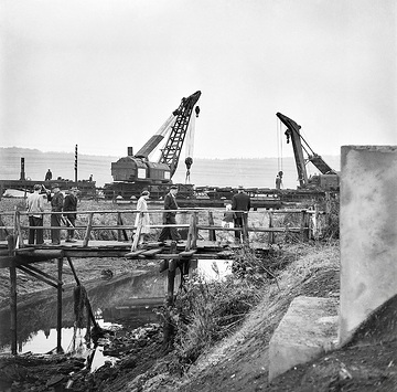 Arbeiten an der Eisenbahnbrücke, im Vordergrund die Holzbrücke über den Obergraben nach Echthausen, undatiert, um 1950.