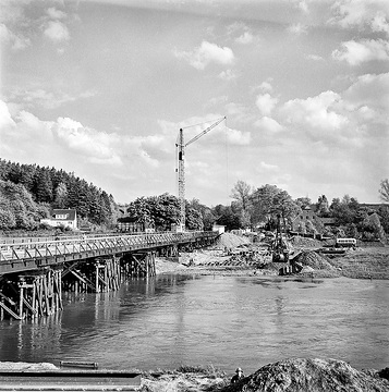 Bau der neuen Betonbrücke über die Ruhr, undatiert, um 1961.