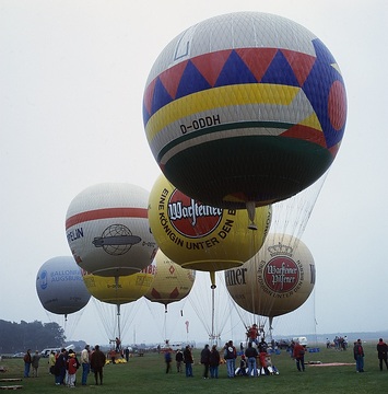 Montgolfiade, deutsche Meisterschaften 1997: Startvorbereitungen der Gasballone