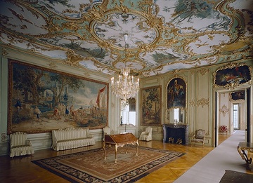 Schloss Augustusburg: herrschaftlicher Salon mit Stuckdecke und Wandgemälden
